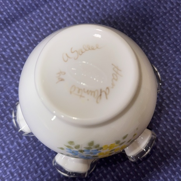 Fenton silvercrest signed white vase ruffled edge floral and butterfly design 4” - Picture 6 of 7